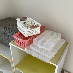 収納(決まりました)ボックス、机、椅子、全部で1,000円の画像