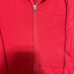 UNIQLO赤パーカーの画像