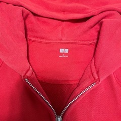 UNIQLO赤パーカーの画像