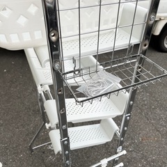 【中古品】ディノス 幅1.2cm ランドリーバスケット付き スチールラック 伸縮式　ランドリーラック 収納家具の画像
