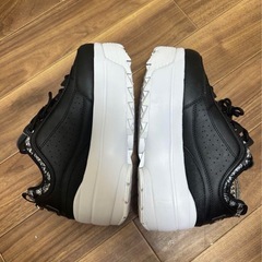 FILA ブラック スニーカー チェーン付きの画像