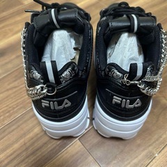 FILA ブラック スニーカー チェーン付きの画像
