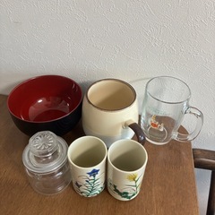 食器やガラス瓶などの画像