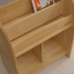 パイン材の絵本ラック　引き取り限定の画像