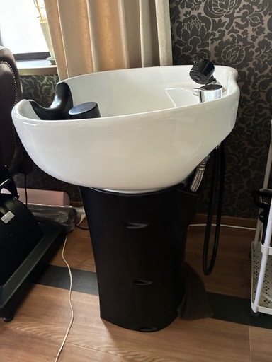 お引き取り先決まりましたバックシャンプー台、電動シャンプーチェアー 