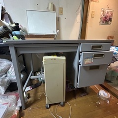 事務デスク、シュレッダー、足台、棚、ゴミの画像