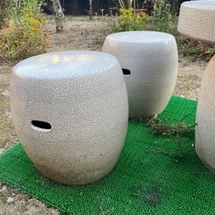 石のテーブルといすイスの画像