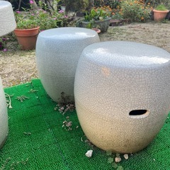 石のテーブルといすイスの画像