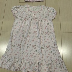130センチ女の子服　まとめドレス、寝巻き、ハンテンなどの画像