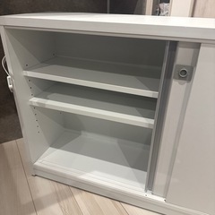 ローラー付き収納棚の画像