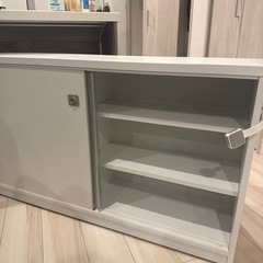 ローラー付き収納棚の画像