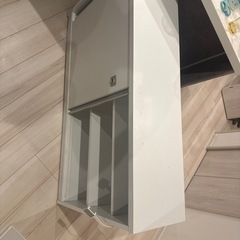 ローラー付き収納棚の画像