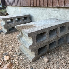 ブロック4個　コンクリート製の画像