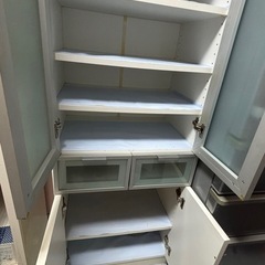 すぐに取りに来て下さる方優先します。処分予定なので急ぎです！　食器棚の画像