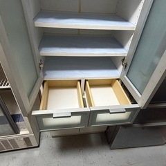 すぐに取りに来て下さる方優先します。処分予定なので急ぎです！　食器棚の画像
