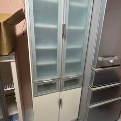 すぐに取りに来て下さる方優先します。処分予定なので急ぎです！　食器棚の画像