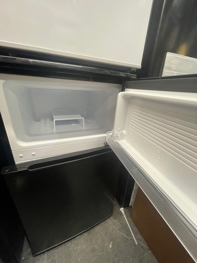 【中古】¥10,800  comfee　2ドア冷蔵庫　90リットル 【IJ88】