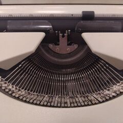 タイプライター 【OLYMPIA】持運びケース付きの画像