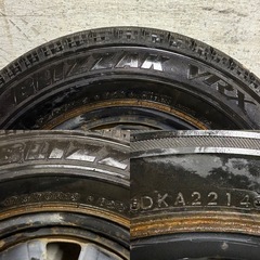B-37 タイヤ 中古 BRIDGESTONE STUDLESS BLIZZAK VRX 175/70R13 鉄ホイール付きの画像