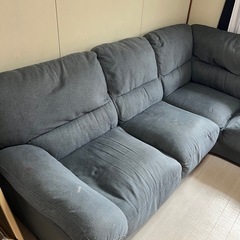 ニトリの5人掛けソファの画像