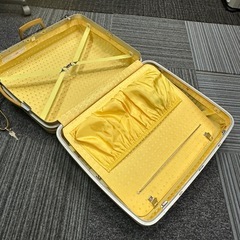 中型スーツケース（イエロー）の画像