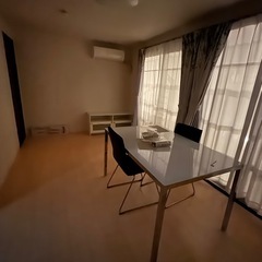 ダイニングテーブル3点セット　ガラステーブル　椅子付きの画像