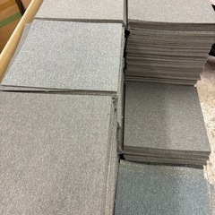 大量中古タイルカーペット の画像