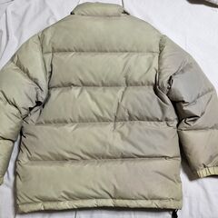 Reebok 刺繍ロゴ　ダウンジャケット　色あせ　しみ　黄ばみの画像