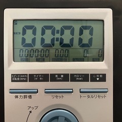 フィットネスバイク　エアロバイク　見やすい大型液晶メーター エアロマグネティック 8段階負荷調節 テレビで紹介された 静音 サドル調整 組立簡単 心拍測定 簡単移動の画像
