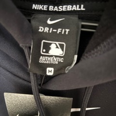 タグ付新品　NIKEヤンキースパーカーの画像