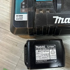マキタ　バッテリー電池2個、急速充電器・仮払い機の画像