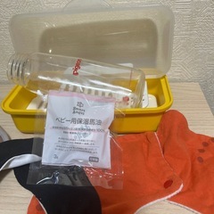 ベビー用品　哺乳瓶、消毒用トレイ　スタイ3枚　ベビー用保湿馬油　の画像