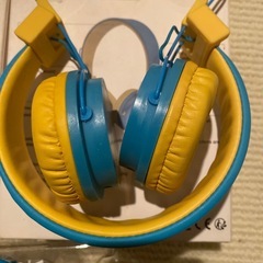 未使用品キッズ向けイヤホン青/黄2個の画像
