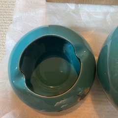 青い陶器の花瓶 金色の鳥の模様の画像