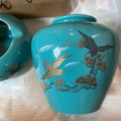 青い陶器の花瓶 金色の鳥の模様の画像