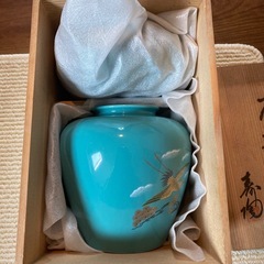 青い陶器の花瓶 金色の鳥の模様の画像