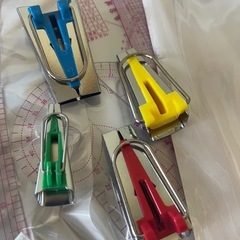 未使用 大量 　正絹 　金刺繍 生地 バイアステープメイカー図画裁縫定規 手芸材料大量の画像