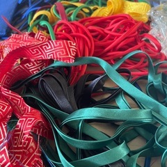 未使用 大量 　正絹 　金刺繍 生地 バイアステープメイカー図画裁縫定規 手芸材料大量の画像