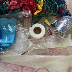 未使用 大量 　正絹 　金刺繍 生地 バイアステープメイカー図画裁縫定規 手芸材料大量の画像