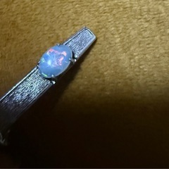 千切れたネクタイピンの画像