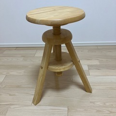 高さの変えられる椅子の画像