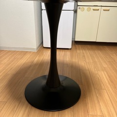 円形カフェテーブルの画像