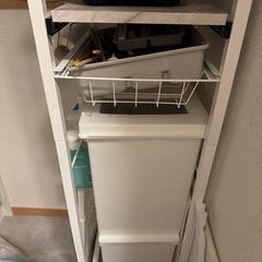 炊飯器ラックとゴミ箱の画像