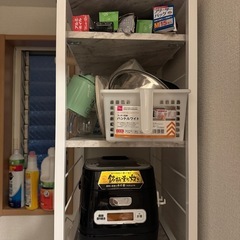 炊飯器ラックとゴミ箱の画像