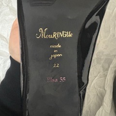 MouRINGUe エナメルパンプス 22cmの画像