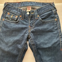 スリム体型向け TRUE RELIGION トゥルーレリジョン ブーツカットデニムパンツの画像