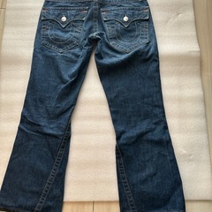 スリム体型向け TRUE RELIGION トゥルーレリジョン ブーツカットデニムパンツの画像