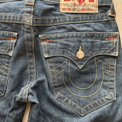 スリム体型向け TRUE RELIGION トゥルーレリジョン ブーツカットデニムパンツの画像