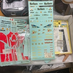 ニューマンの空箱と車プラモデル系備品の画像