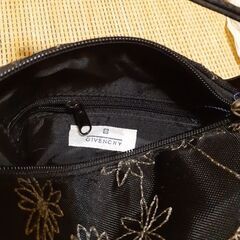 新品未使用　GIVENCHYのポーチの画像